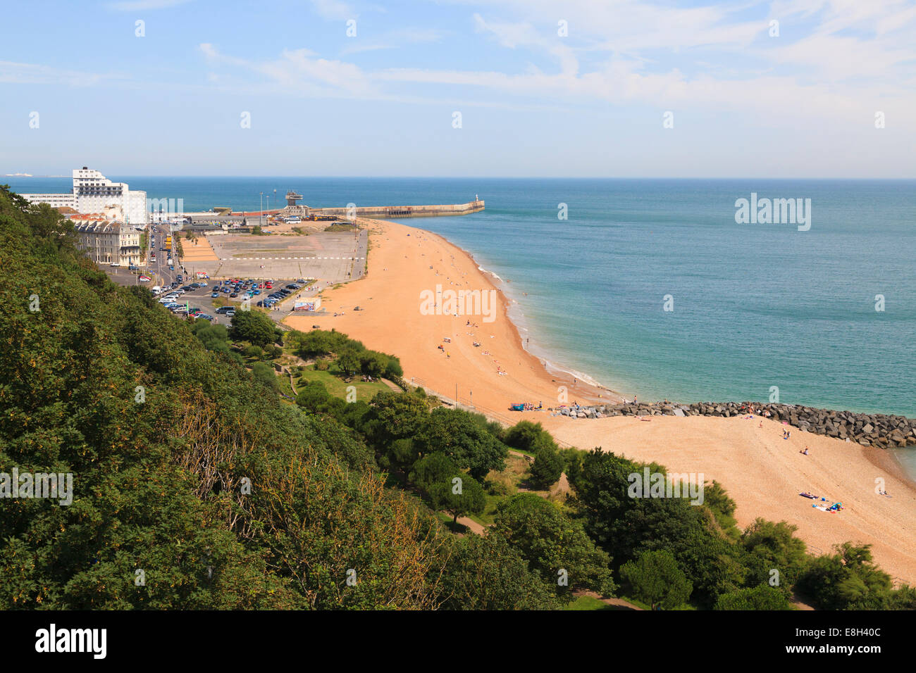 Regardant vers le bas sur la plage et de la jetée à la Leas Folkestone. Banque D'Images