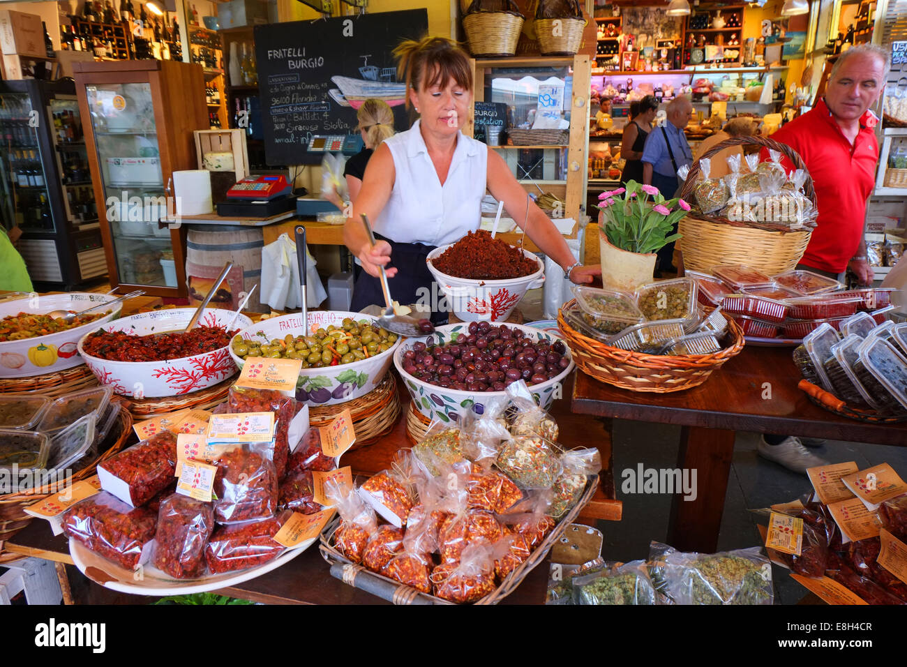 STREET MARKET STALL,CHARCUTERIE,SYRACUSE SICILE,Italie Banque D'Images