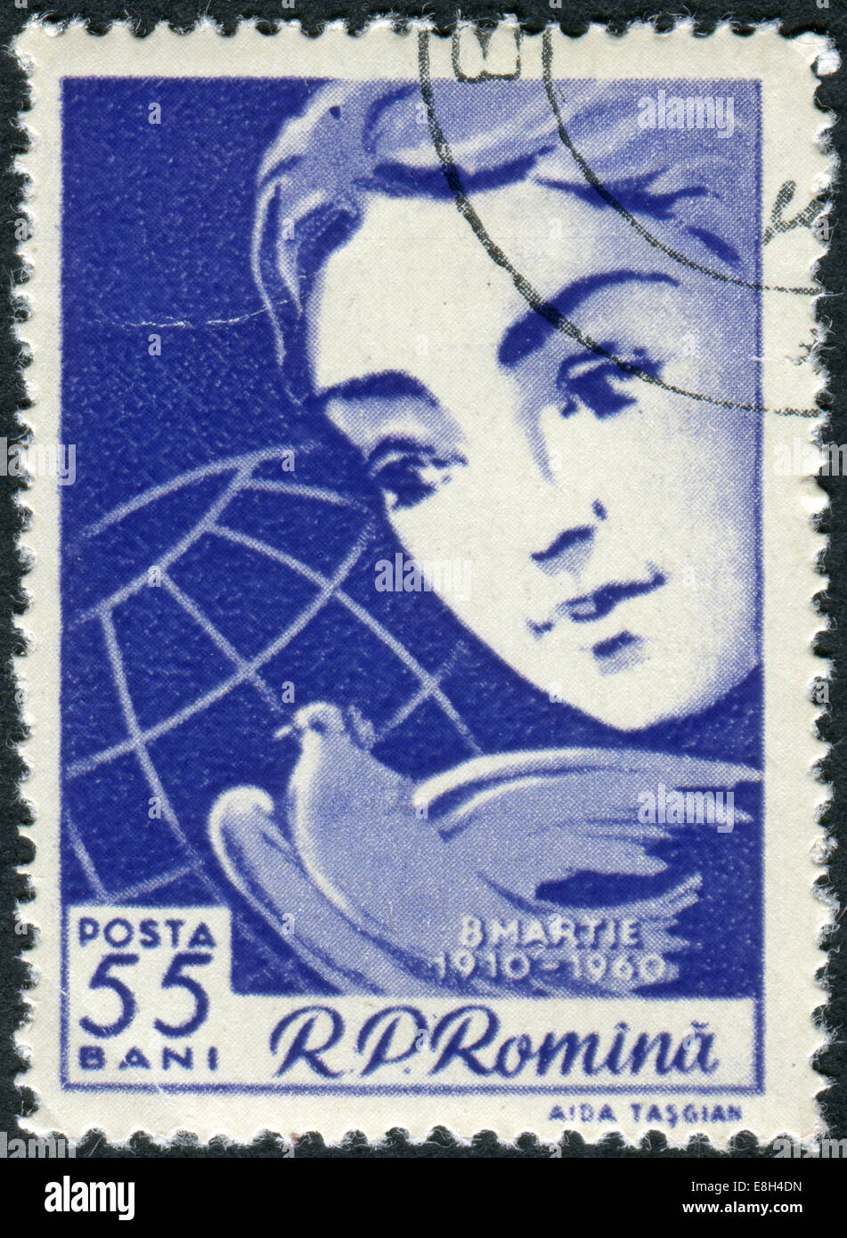 Timbres en Roumanie, 50e anniversaire de la Journée internationale de la femme, montre le visage de femme, colombe de la paix et de globe Banque D'Images