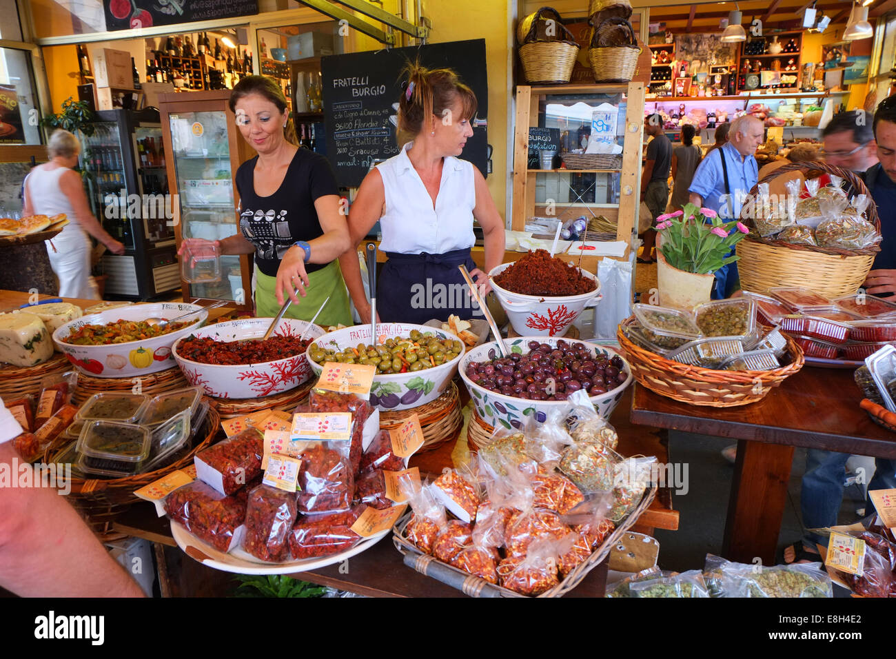 STREET MARKET STALL,CHARCUTERIE,SYRACUSE SICILE,Italie Banque D'Images