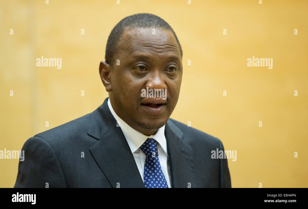 La Haye, Pays-Bas. 8 octobre, 2014. Le Président kenyan Uhuru Kenyatta assiste à la Cour pénale internationale (CPI) Conférence de mise en état audience à titre de citoyen privé à la Haye, Pays-Bas, le 8 octobre 2014. Kenyatta, qui a été élu comme président du Kenya en mars de l'année dernière, est chargée, en tant que co-auteur indirect, avec cinq chefs de crimes contre l'humanité. (Xinhua/CPI) Credit : Xinhua/Alamy Live News Banque D'Images