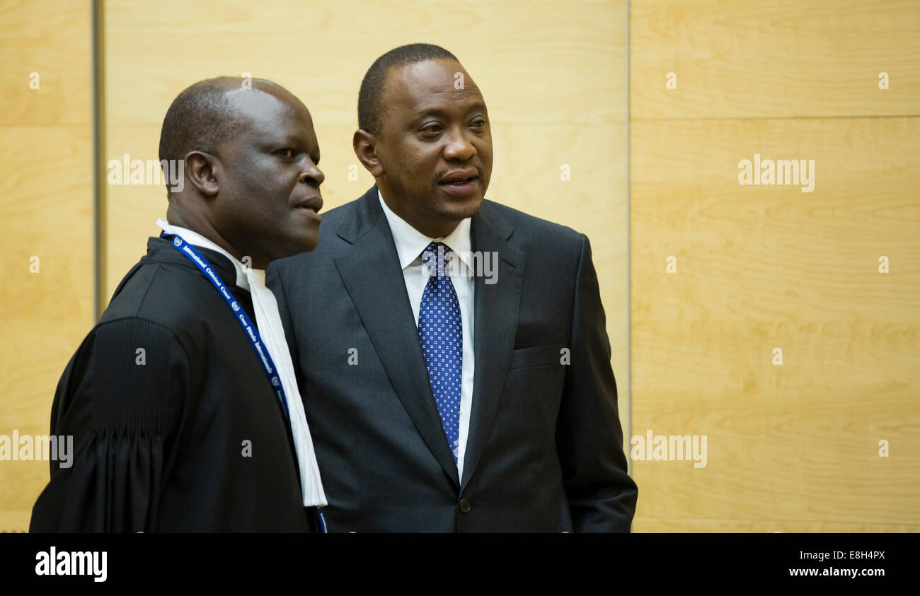 La Haye, Pays-Bas. 8 octobre, 2014. Le Président kenyan Uhuru Kenyatta (R) assiste à la Cour pénale internationale (CPI) Conférence de mise en état audience à titre de citoyen privé à la Haye, Pays-Bas, le 8 octobre 2014. Kenyatta, qui a été élu comme président du Kenya en mars de l'année dernière, est chargée, en tant que co-auteur indirect, avec cinq chefs de crimes contre l'humanité. (Xinhua/CPI) Credit : Xinhua/Alamy Live News Banque D'Images