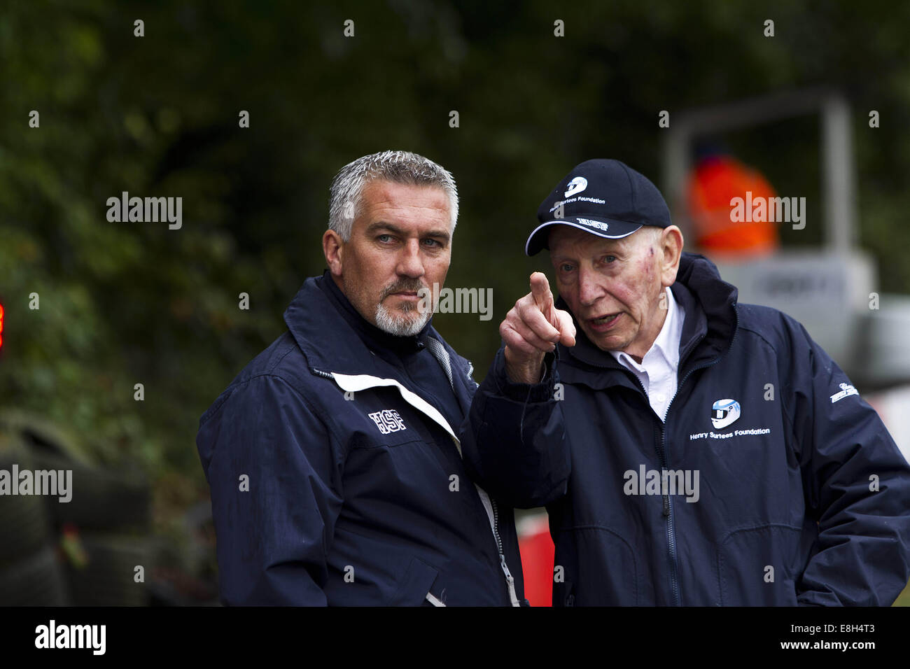 Chatham, Kent, UK. 8 octobre, 2014. La télévision de la BBC "Great British Bake Off' star Paul Hollywood avec John Surtees s'ouvre cette année, Henry Surtees au défi Buckmore Park, Kent, Royaume-Uni. 08.10.2014 Crédit : Theodore Liasi/ZUMA/Alamy Fil Live News Banque D'Images