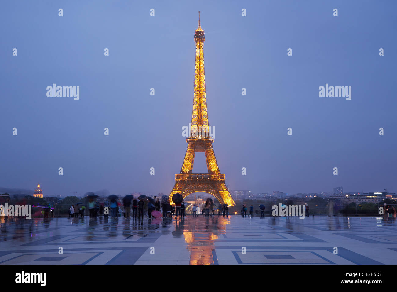 Tour Eiffel à Paris avec les touristes au crépuscule, vue du Trocadéro Banque D'Images