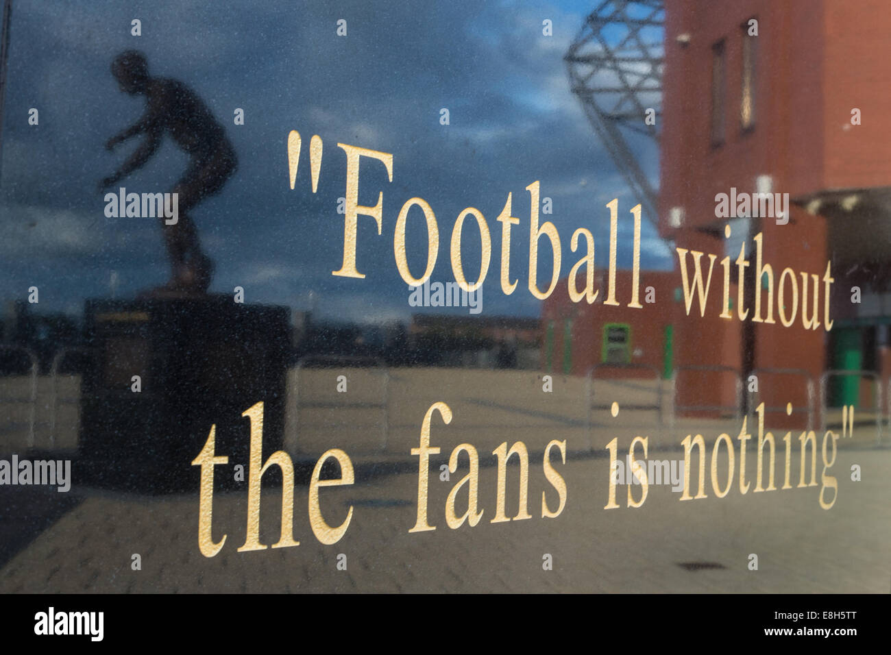 Citation De L Ancien Manager Jock Stein Sur Un Socle De La Statue Avec La Reflexion De Statue De L Ancien Joueur Et La Legende Jimmy Johnstone Photo Stock Alamy