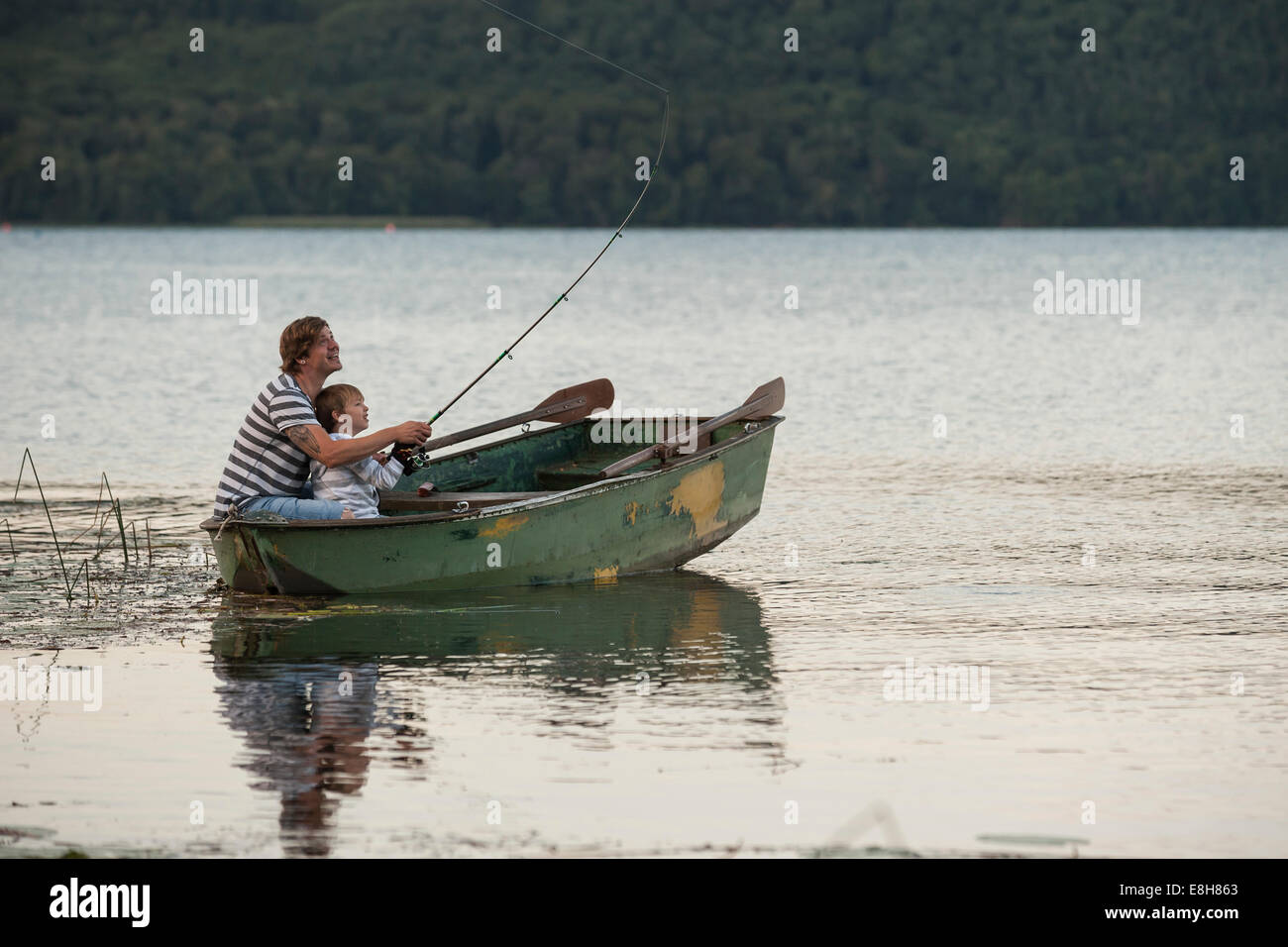 Allemagne, Rhénanie-Palatinat, Laacher See, père et fils de pêche voile Banque D'Images