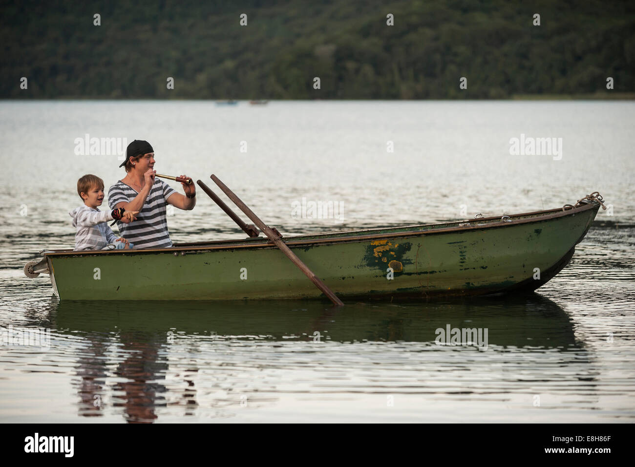 Allemagne, Rhénanie-Palatinat, Laacher See, père et fils avec télescope en voile Banque D'Images