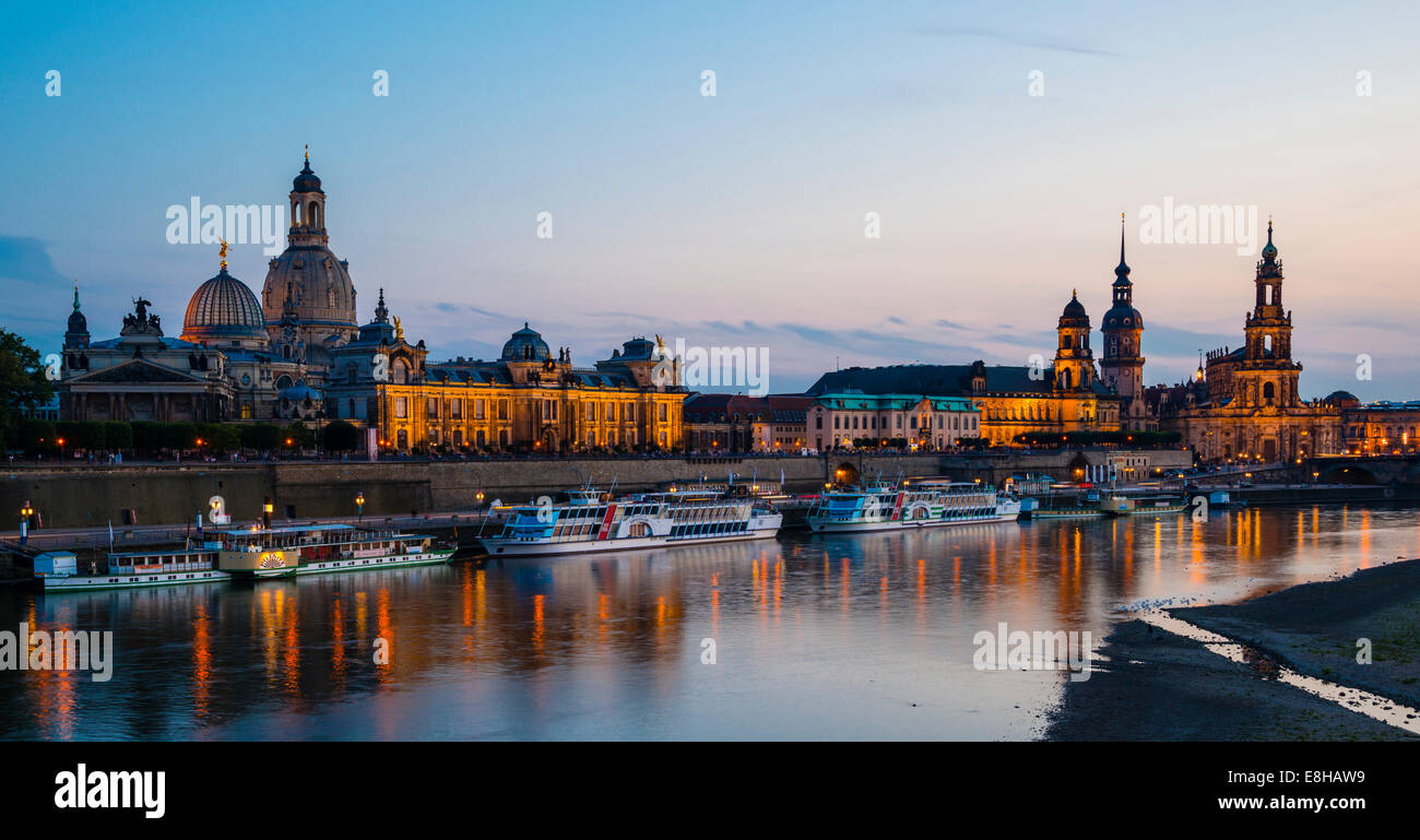 Allemagne, Saxe, Dresde, vue de l'Académie des beaux-arts, la terrasse Bruehl, Sekundogenitur Hausmann, Tour, maison des États et de la cathédrale de Dresde avec le soir au bord de l'Elbe Banque D'Images