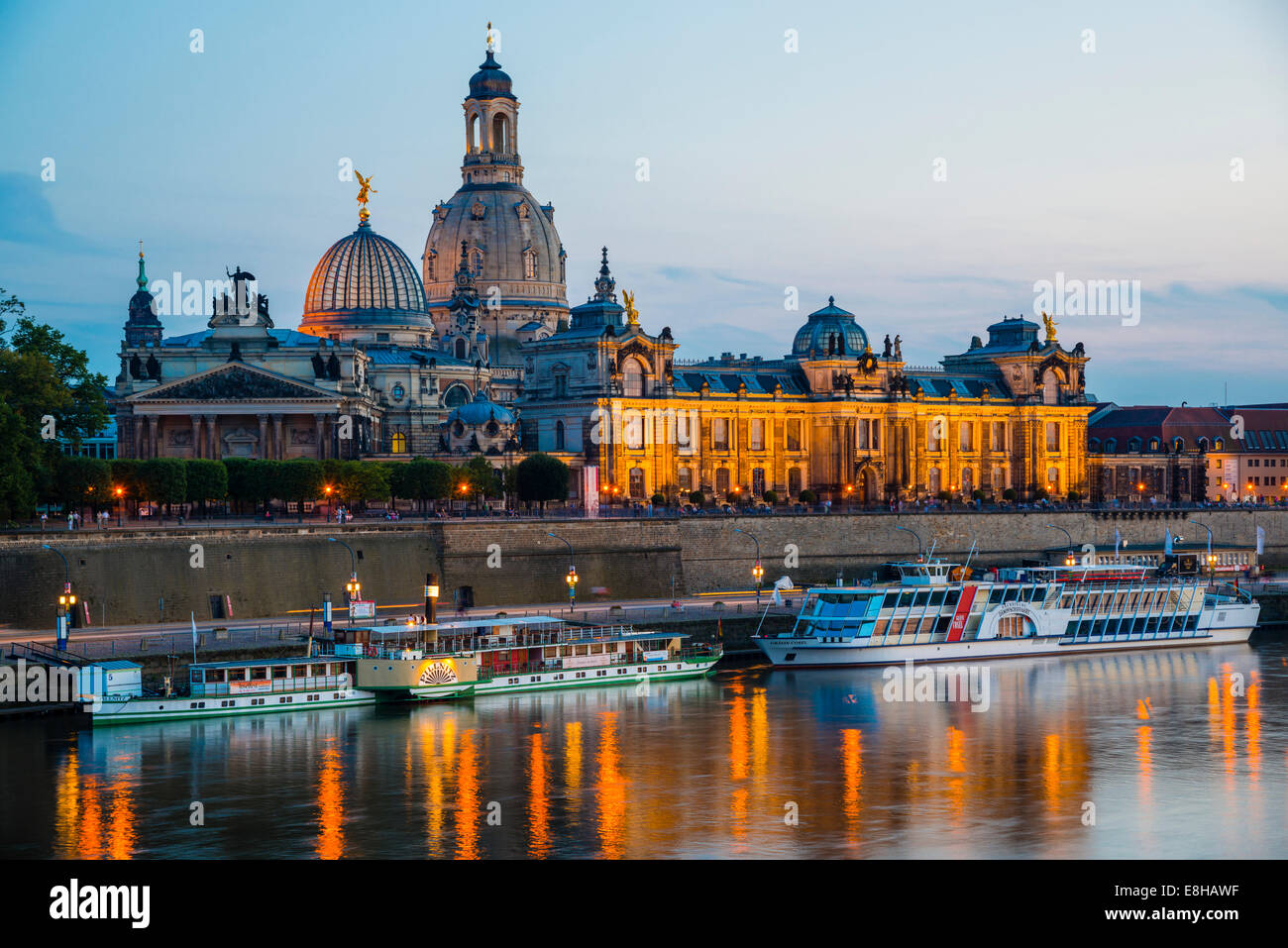 Allemagne, Saxe, Dresde, vue de l'Académie des beaux-arts, la terrasse Bruehl, Sekundogenitur et église Notre Dame avec le soir au bord de l'Elbe Banque D'Images