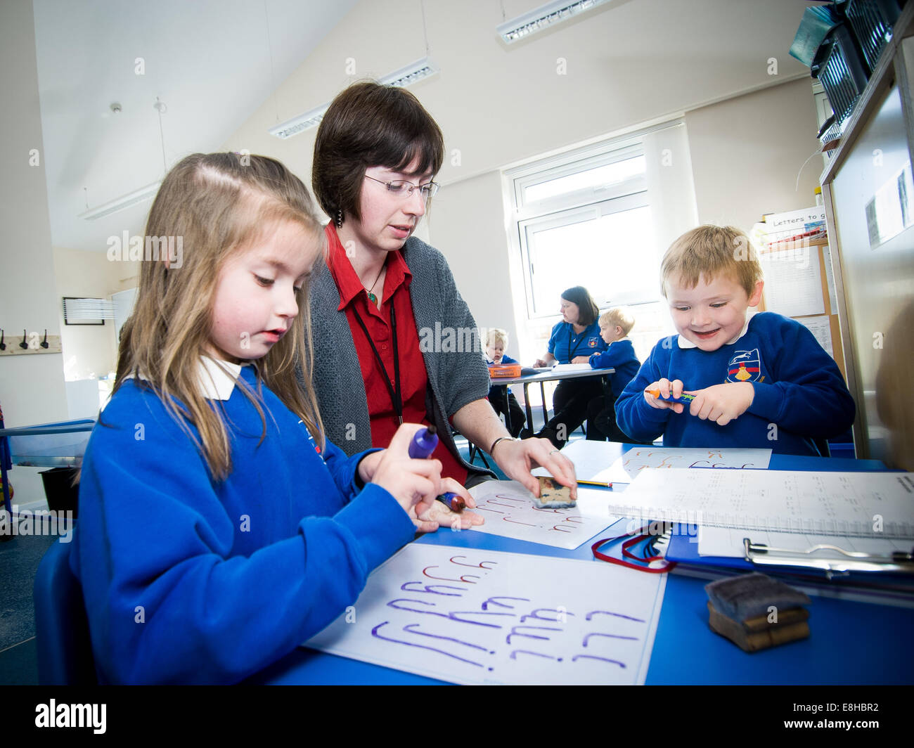 Les enfants à l'école classe de l'école primaire en France avec la pratique de l'enseignant au début de l'alphabétisation. Banque D'Images