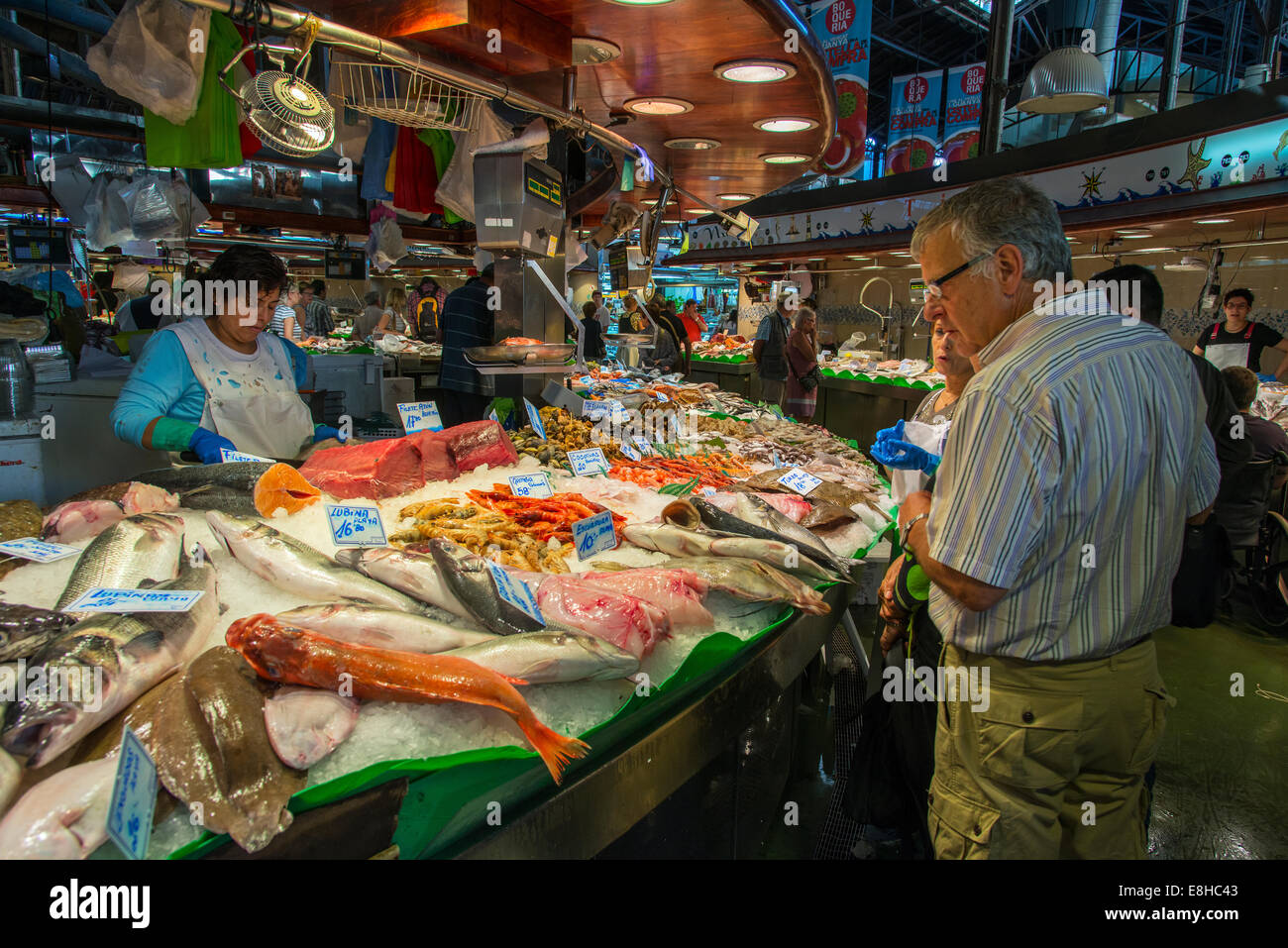 Décrochage du poisson dans le marché alimentaire de la Boqueria, Barcelone, Catalogne, Espagne Banque D'Images