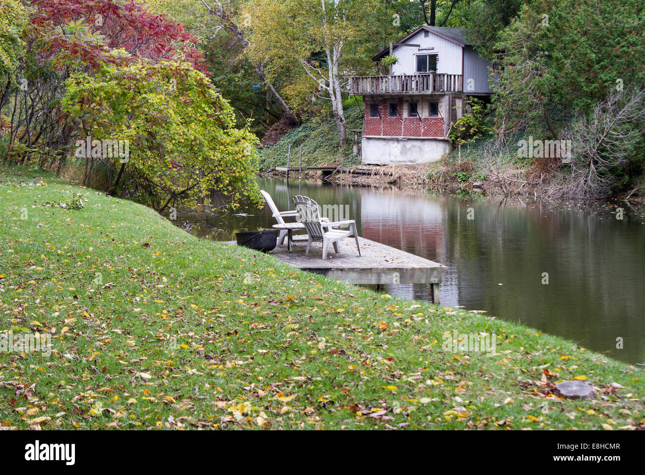 Deux chaises Adirondack vide s'asseoir à la recherche sur l'Ausable Riber à Grand Bend, Ontario, Canada Banque D'Images