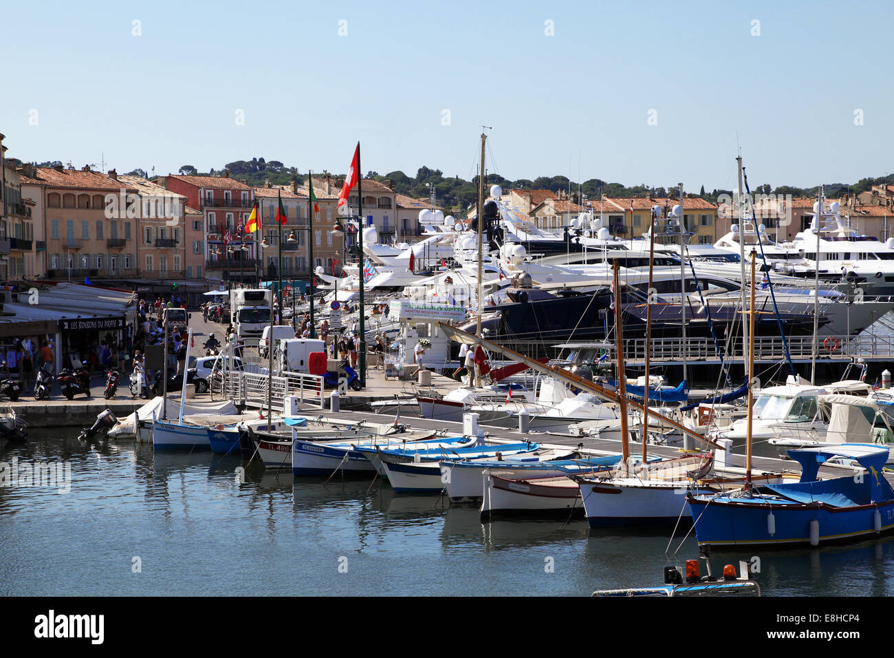 Port de Saint-Tropez.ville provençale dans le département du Var et la région Provence-Alpes-Côte d'azur du sud-est de la France.La Côte d'Azur Banque D'Images