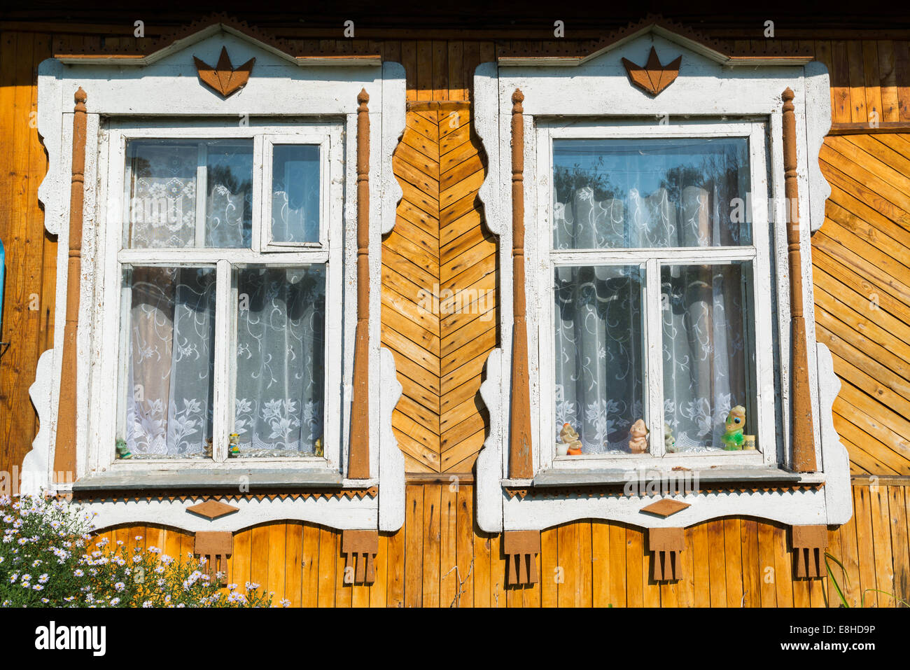Fenêtre sculptée dans la vieille maison de campagne russe Banque D'Images