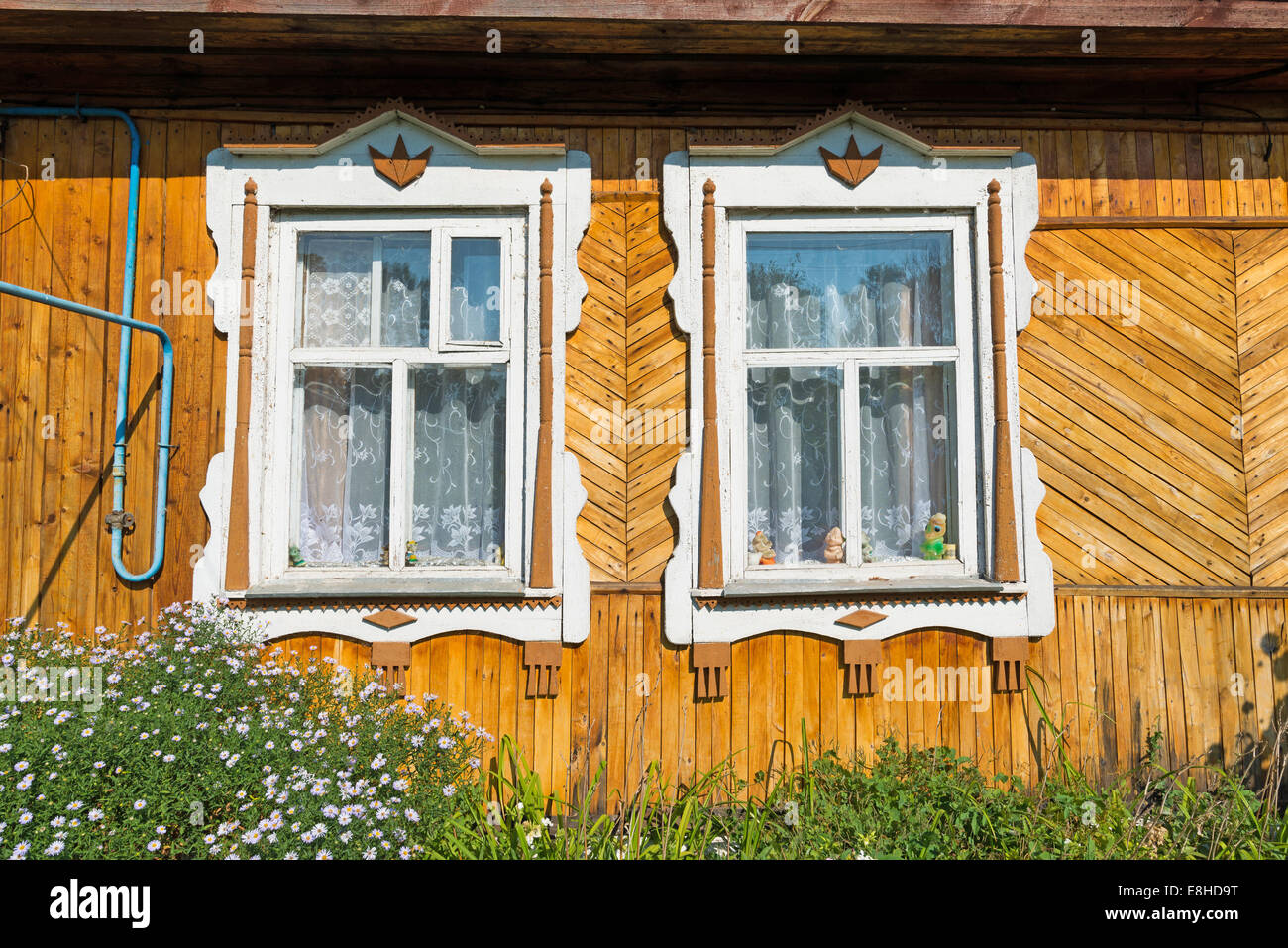 Fenêtre sculptée dans la vieille maison de campagne russe Banque D'Images