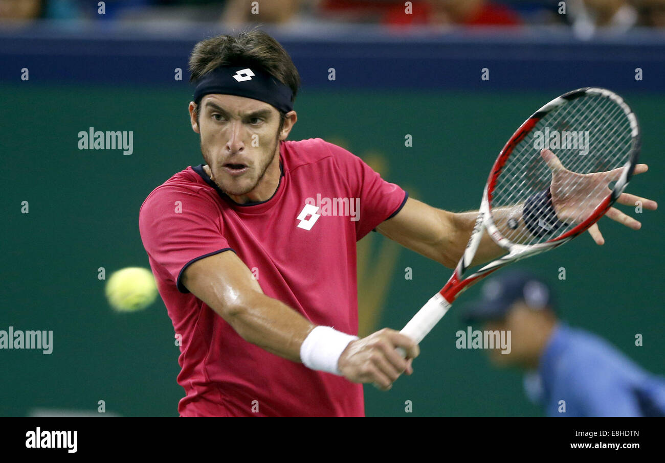 Shanghai. 8 octobre, 2014. Leonardo Mayer l'Argentine renvoie la balle au cours de la deuxième ronde du tournoi match contre Federer SRoger de Suisse au Shanghai Masters de tennis de Shanghai, la Chine orientale, le 8 octobre. 2014. Credit : Fan Jun/Xinhua/Alamy Live News Banque D'Images