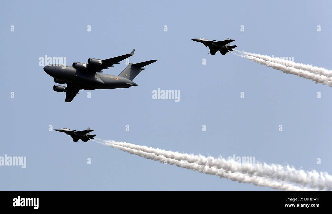 Ghaziabad, Inde. 8 octobre, 2014. Indian Air Force C-17 Globemaster III (C) et deux SU-30 MKIs effectuer pendant la parade de l'Armée de l'air à Hindon Air Force Station à Ghaziabad, Inde, 8 octobre 2014. L'Inde a célébré son 82e jour de l'Armée de l'air le mercredi. Credit : Partha Sarkar/Xinhua/Alamy Live News Banque D'Images