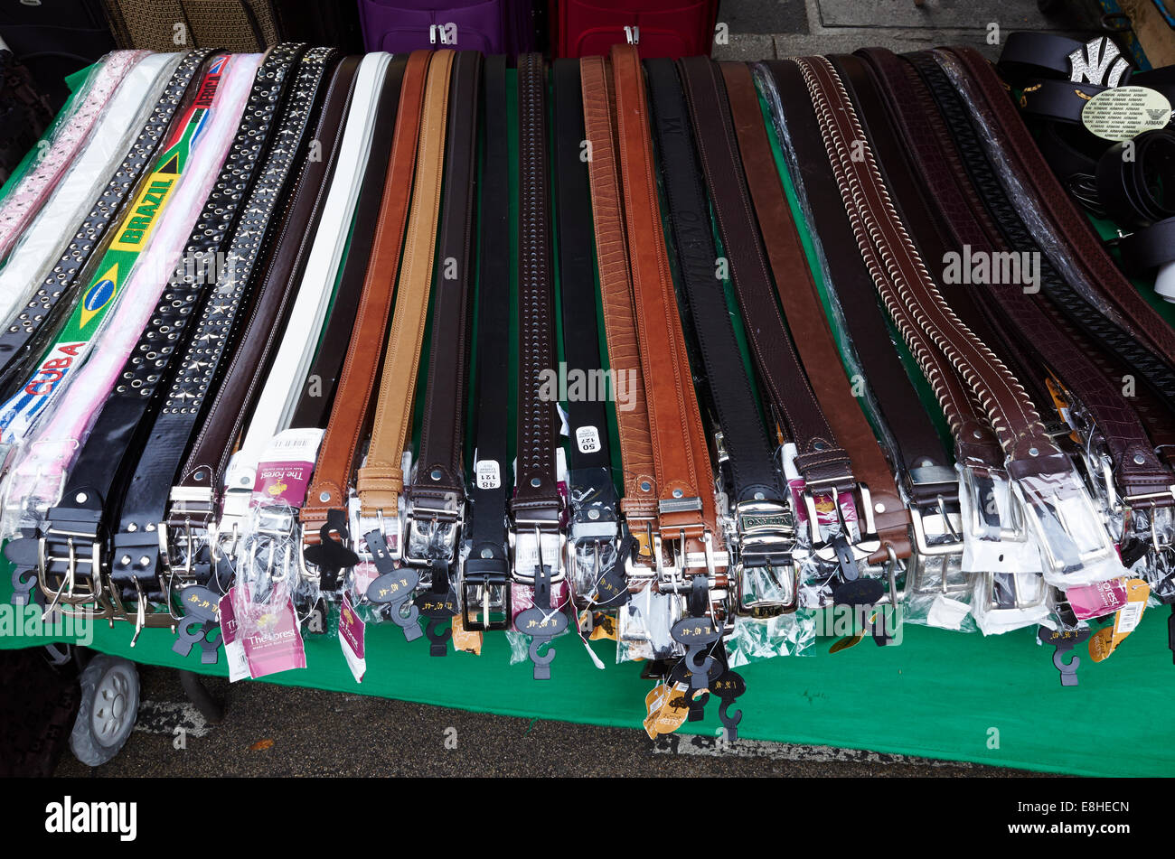 Les ceintures en cuir à vendre dans East Street Market, Londres, UK Banque D'Images