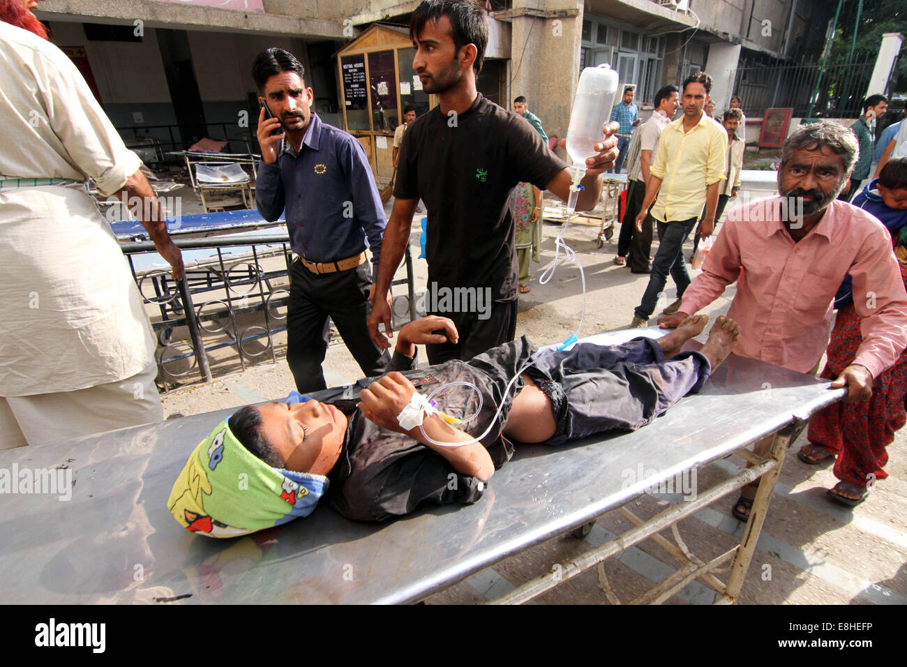 Jammu-et-Cachemire sous contrôle indien. 8 octobre, 2014. Un civil blessé arrive pour le traitement à l'hôpital du Collège médical du gouvernement au Jammu-et-Cachemire sous contrôle indien, le 8 octobre 2014. La tension a surgi le long de la frontière internationale et de la ligne de contrôle entre le Pakistan et administrées par des Indiens du Cachemire contrôlée par les régions, comme l'Inde ont fait état de tirs et bombardements renouvelé duels avec le Pakistan Mercredi. Credit : Stringer/Xinhua/Alamy Live News Banque D'Images