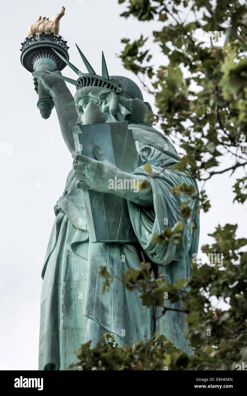 La Statue de la liberté sur Liberty Island au milieu du port de New York, Manhattan, New York - Etats-Unis. Banque D'Images