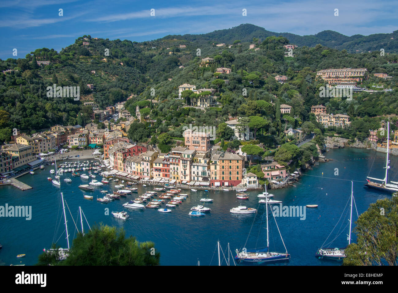 Portofino vu de Château Brown en hauteur sur la falaise, Ligurie, Italie. Banque D'Images