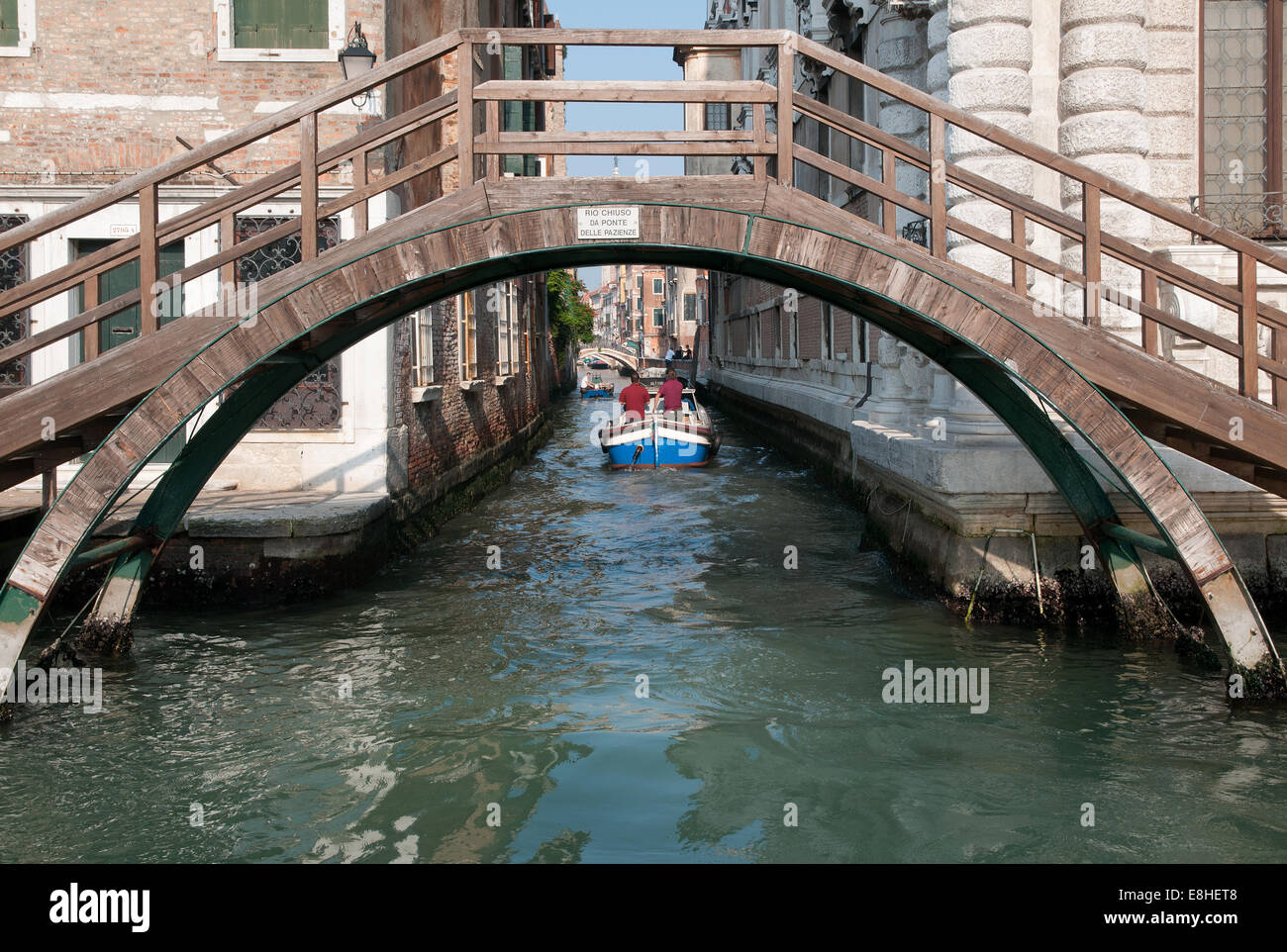 Pont de bois sur le Rio San Barnaba DA PONTE CHIUSO RIO marqués cà vu du Grand Canal Venise Italie PONT EN BOIS Banque D'Images