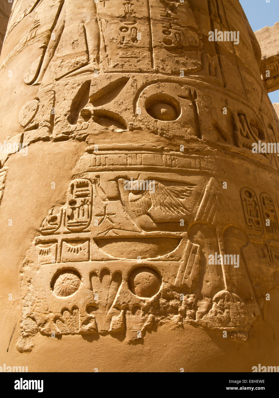 Egypte, Louxor, Temple de Karnak, bas-reliefs et des hiéroglyphes sur des colonnes de salle hypostyle Banque D'Images