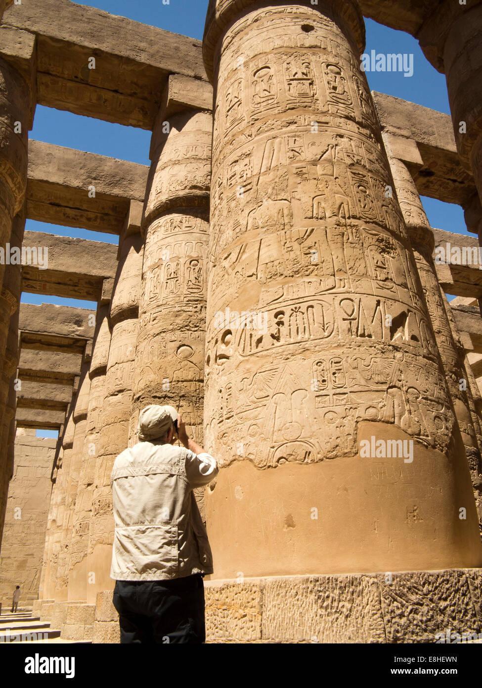 Egypte, Louxor, Temple de Karnak, senior'entre les colonnes d'une grande salle hypostyle Banque D'Images