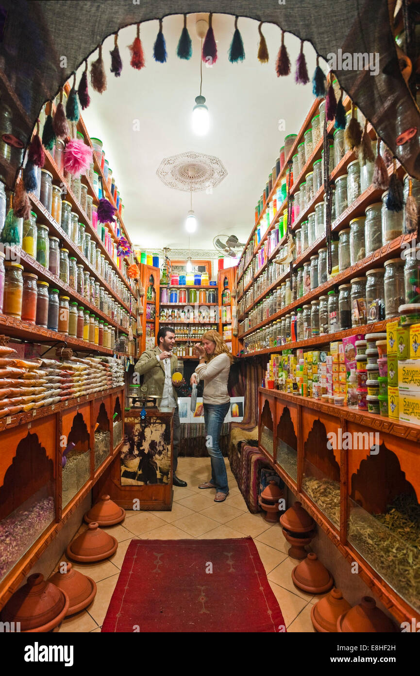 Portrait d'une verticale de tourisme de l'ouest d'être servi dans une boutique d'épices dans les souks de Marrakech. Banque D'Images