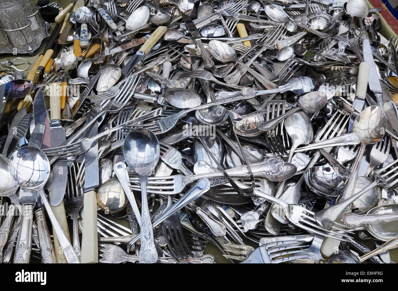 Coutellerie pour vente à Bermondsey Antiques Market, London, UK Banque D'Images
