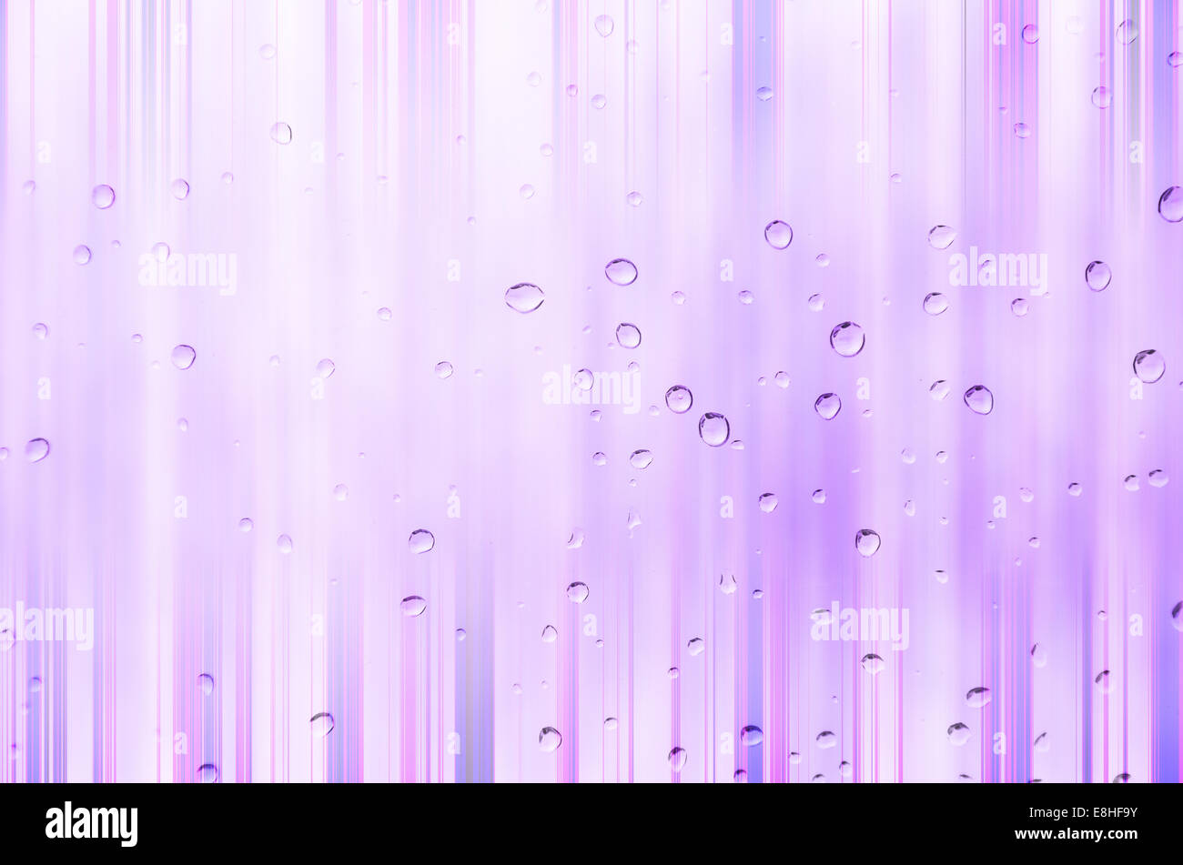 L'eau chute avec fond violet Banque D'Images