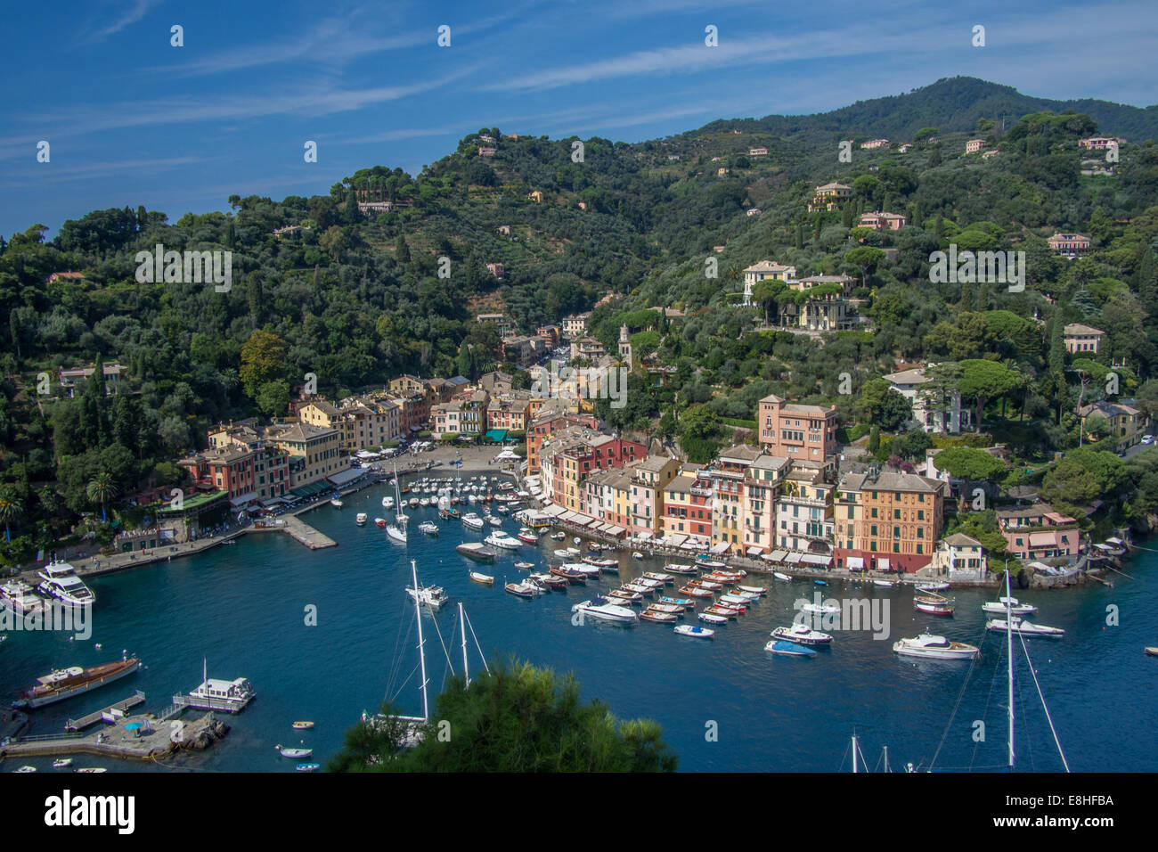 Portofino vu de Château Brown en hauteur sur la falaise, Ligurie, Italie. Banque D'Images