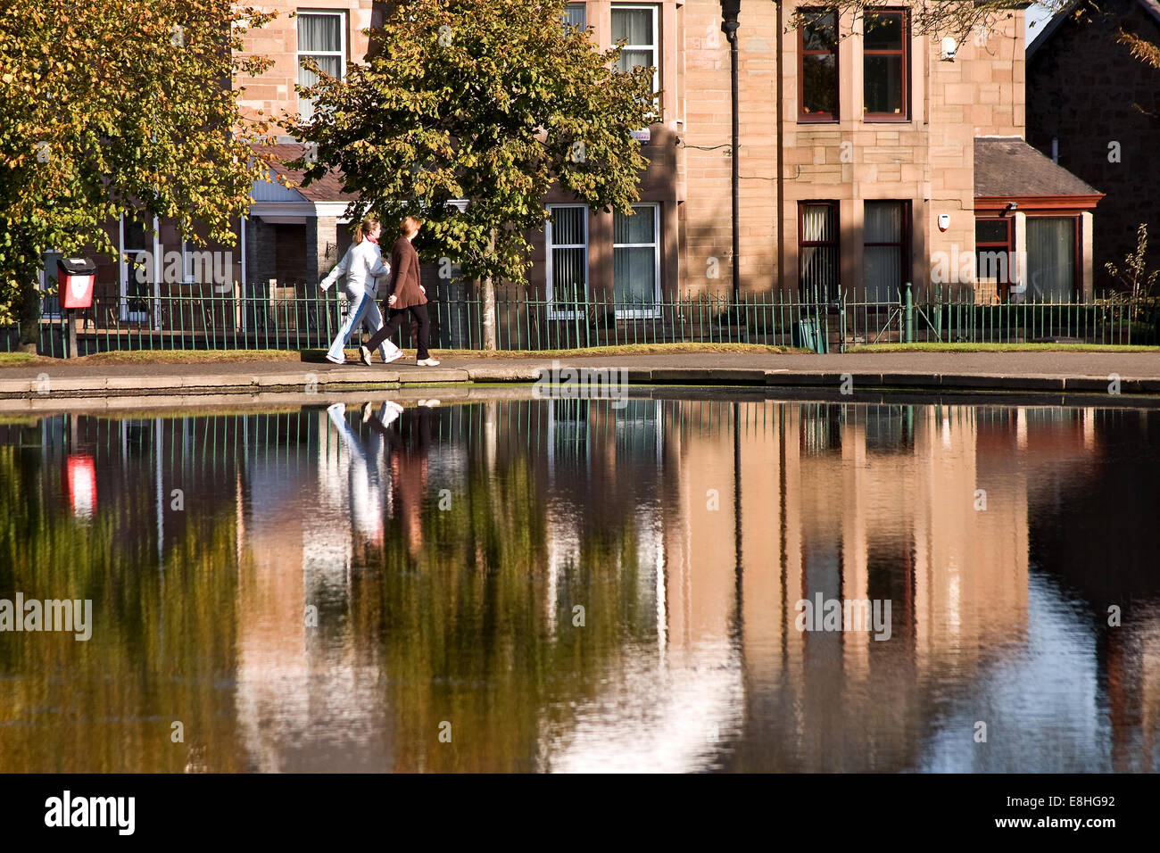 Autumn reflections sur eaux calmes de Suzanne Swannie Ponds à Dundee, Royaume-Uni Banque D'Images