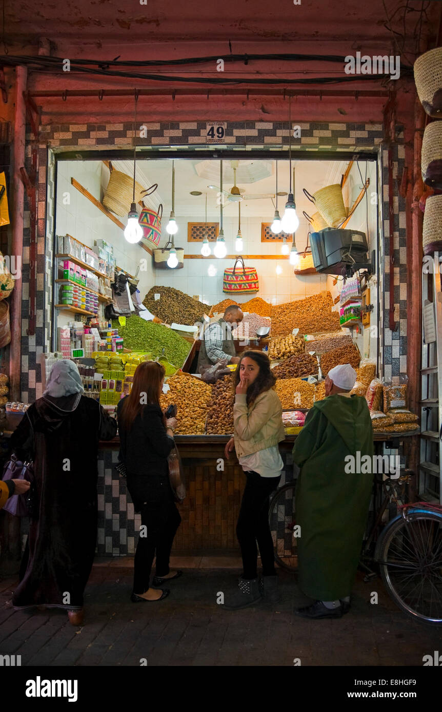 Portrait vertical de clients musulmans qui attendent d'être servi dans un gâteau traditionnel shop dans les souks de Marrakech. Banque D'Images