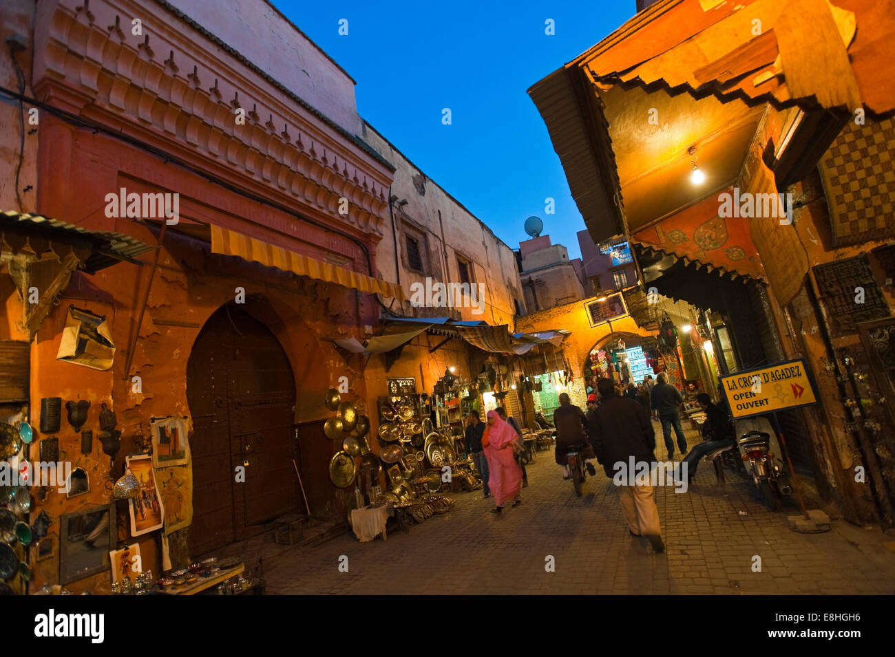 Vue horizontale de personnes marchant dans les souks de Marrakech. Banque D'Images