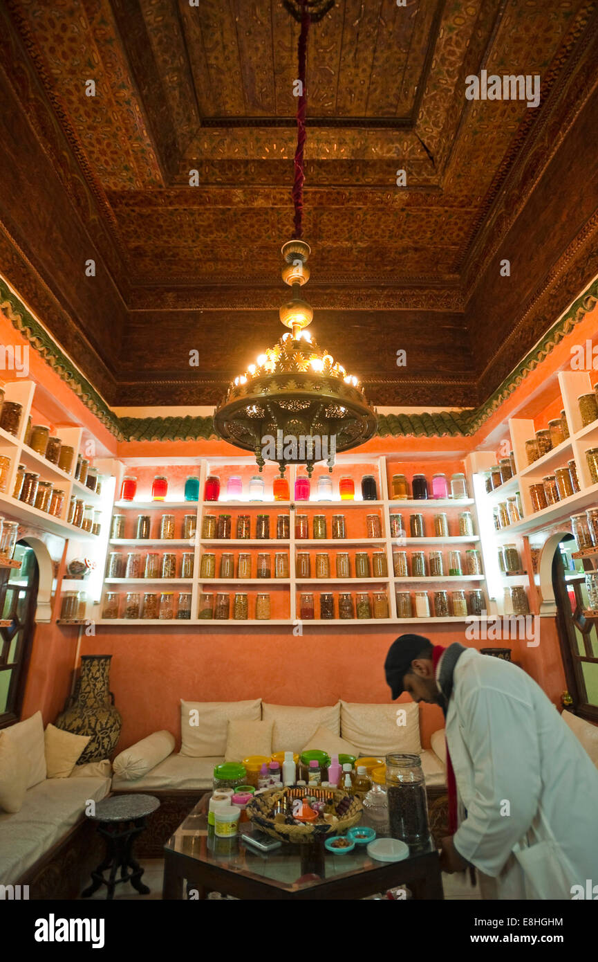 Vue intérieure d'un vertical, l'apothicaire chimiste berbère aka, magasiner dans les souks de Marrakech. Banque D'Images