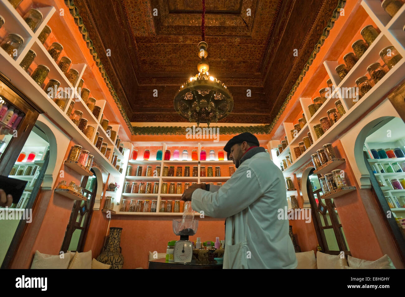 Vue intérieure d'un horizontal, l'apothicaire chimiste berbère aka, magasiner dans les souks de Marrakech. Banque D'Images