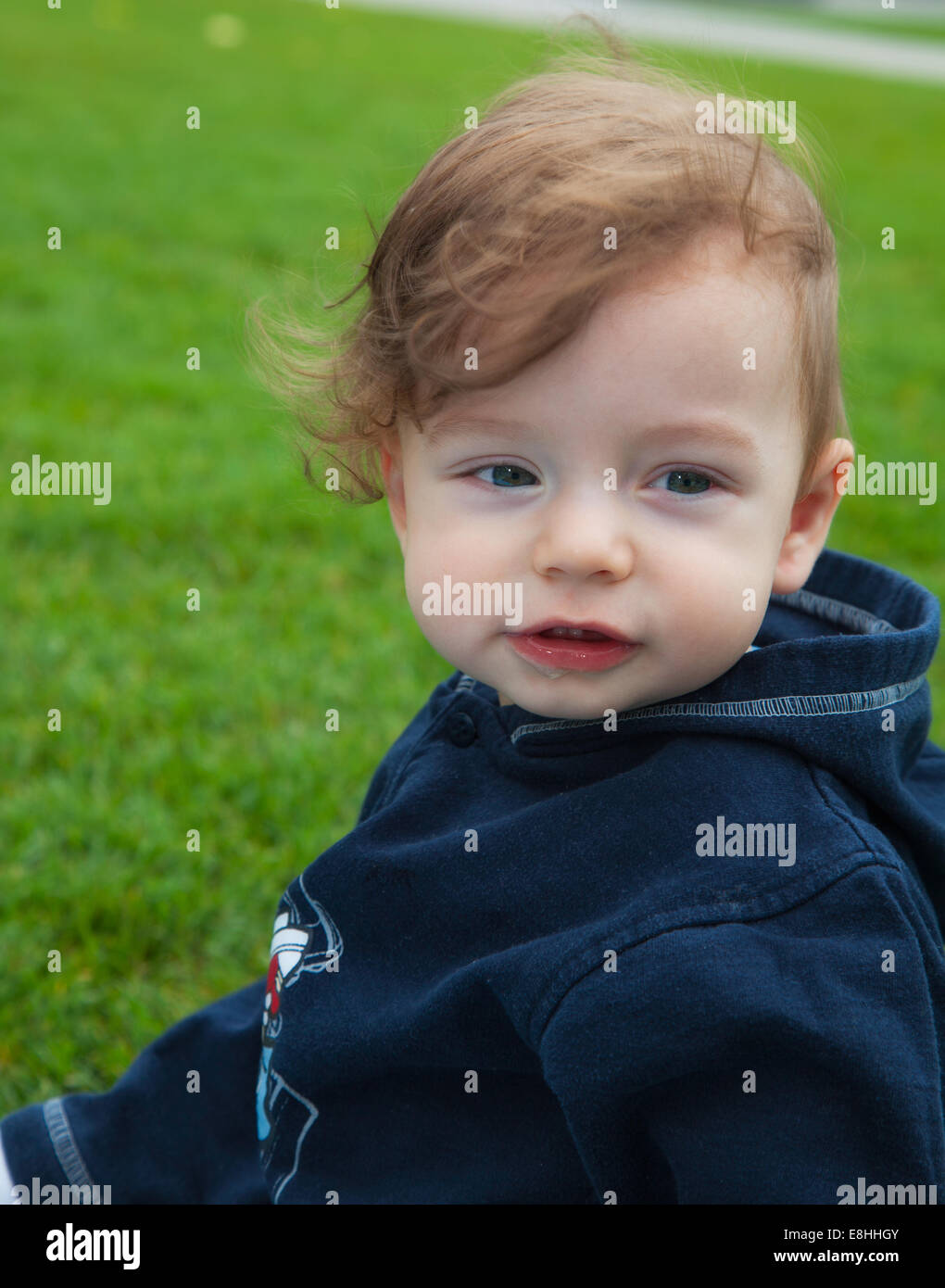 9 mois bébé garçon portrait piscine dans le parc. Banque D'Images