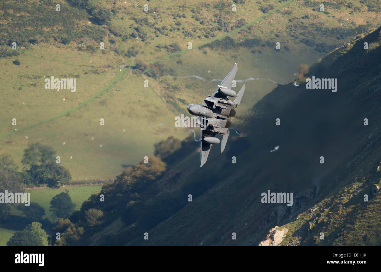 F 15E Strike Eagle faible niveau la formation au Pays de Galles Banque D'Images