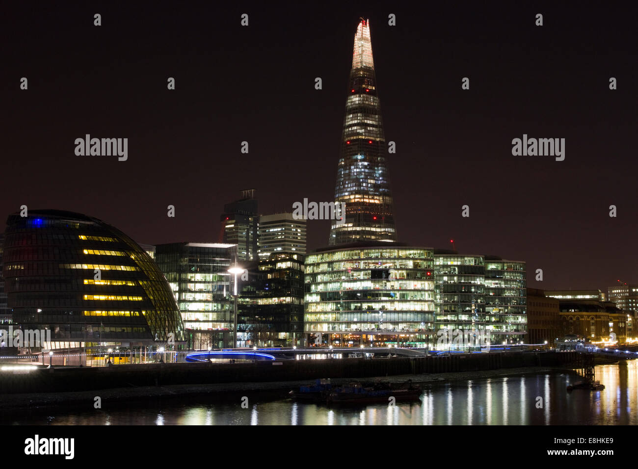 L'hôtel de ville, le Shard et plus London Place la nuit comme vu de Tower Bridge. Banque D'Images