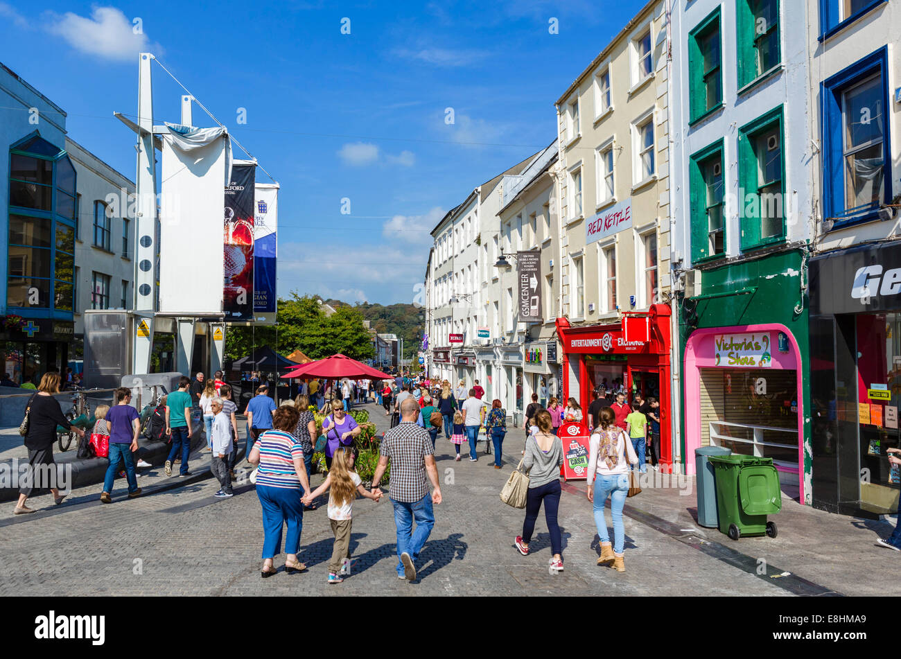 Boutiques et Broad Street dans le centre-ville, la ville de Waterford, comté de Waterford, Irlande Banque D'Images