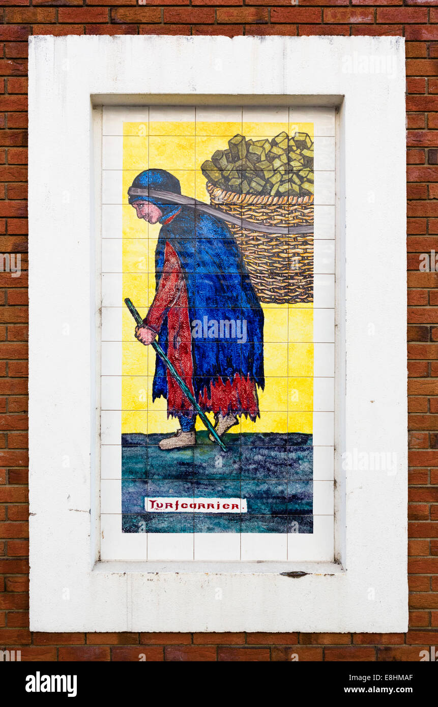 Fresque carrelée d'un dutp transporteur sur un mur dans le centre-ville, la ville de Waterford, comté de Waterford, Irlande Banque D'Images