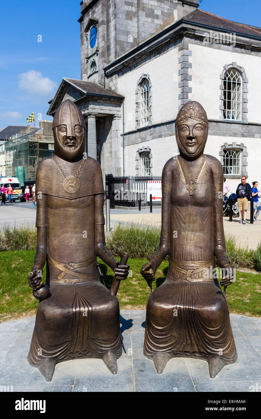 Sculptures de vikings Strongbow et Aoif en face de la Cathédrale de Christchurch, la ville de Waterford, comté de Waterford, Irlande Banque D'Images