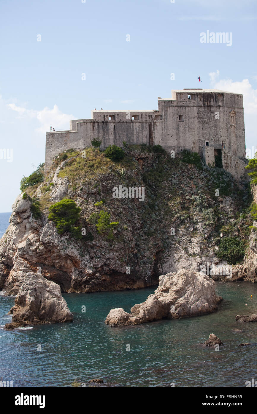 Forteresse de Dubrovnik, monté sur un promontoire rocheux, près d'un petit harbough Banque D'Images