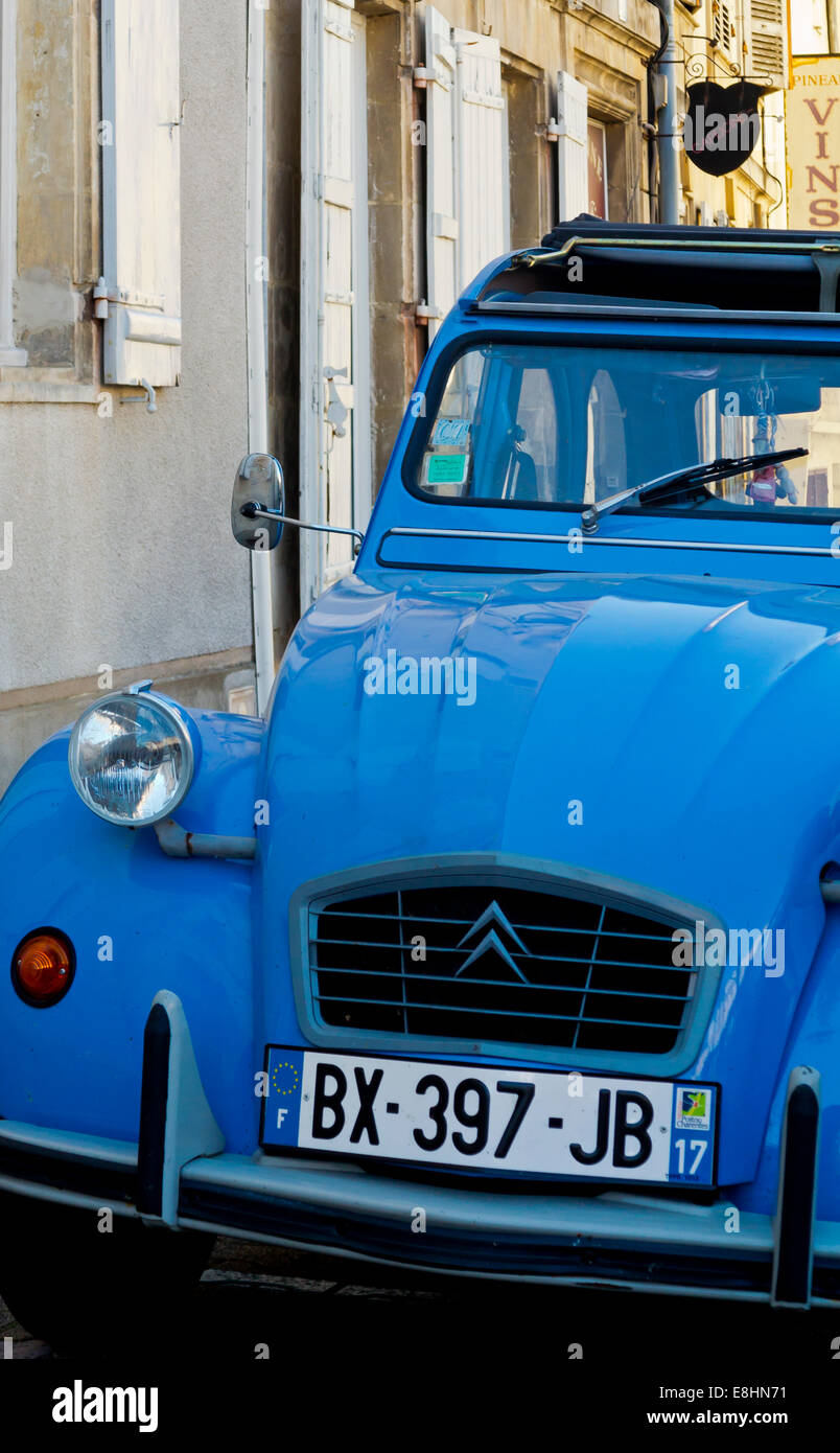 Citroen 2CV bleue garée dans une rue de France près de quatre millions de ces voitures à faible coût ont été produites entre 1948 et 1990 Banque D'Images