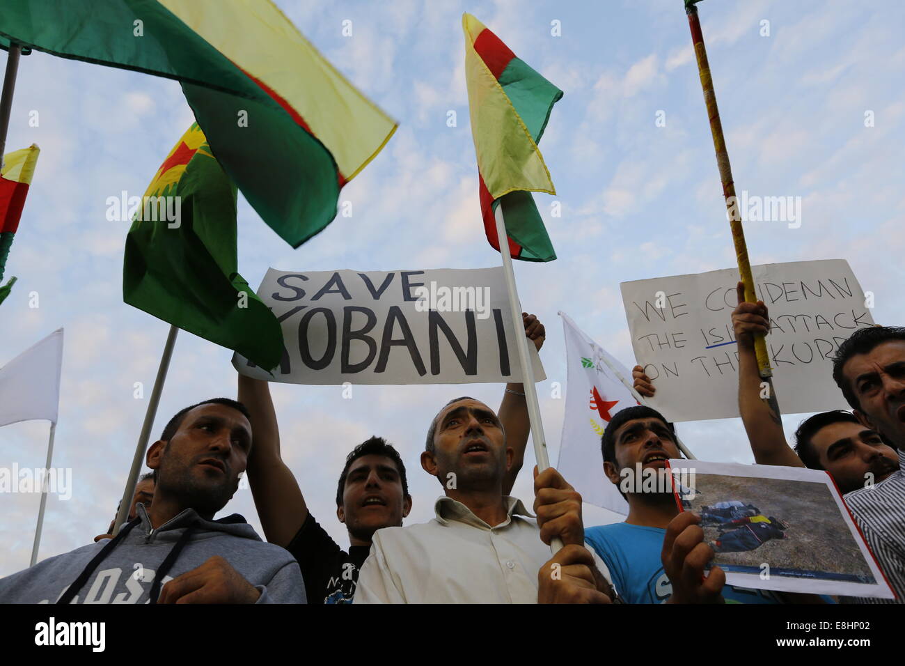 Athènes, Grèce. 8e octobre 2014. Manifestant contenir jusqu'une affiche disant 'Save Kobani'. Kurdes vivant en Grèce ont protesté contre les attaques de l'État islamique (est) sur la ville de Kobane en Syrie, appelant à un soutien international de la combattants kurdes. Ils ont également protesté contre l'auteur présumé de l'appui de n'est par l'Etat turc. Crédit : Michael Debets/Alamy Live News Banque D'Images