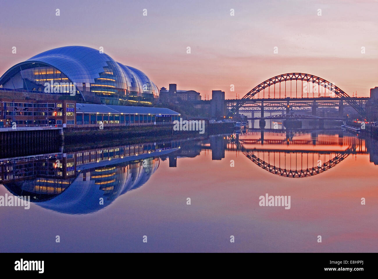 Tyne dans le centre de Newcastle sur Tyne au coucher du soleil. Les ponts de la rivière Tyne sont des sites importants du nord-est de l'Angleterre. Banque D'Images