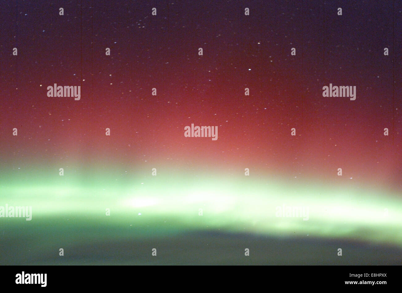 L'aurore boréale, également connue sous le nom de aurores boréales, est une lumière naturelle provoquée par les vents solaires interagissant avec la magnétosphère terrestre. Les variations rouges et vertes des aurores sont communes et se produisent en raison de différentes interactions atomiques. Banque D'Images