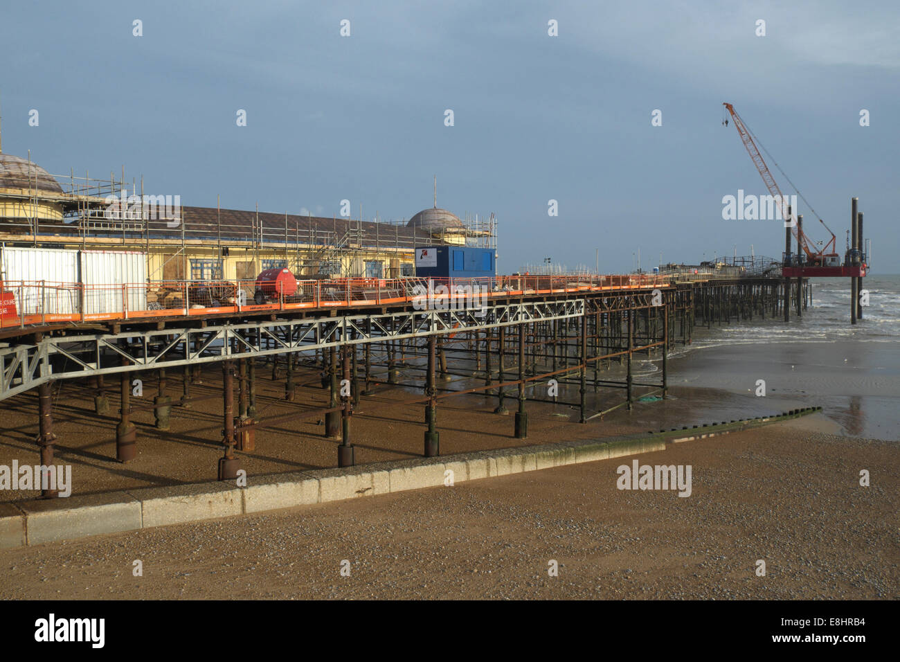 Hastings, East Sussex, UK. 8 octobre, 2014. Les travaux de rénovation se poursuivent sur la jetée de Hastings, qui a été détruit par un incendie lors d'un incendie criminel en octobre 2010. Banque D'Images