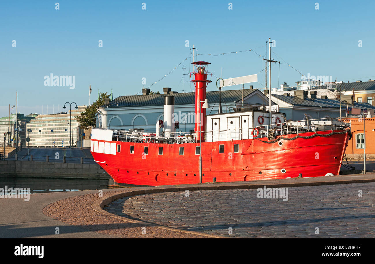 Lège rouge historique, se dresse le phare flottant déclassé à port amarré Banque D'Images